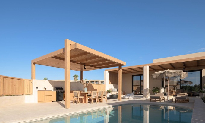 Karteros Villa | Cicada Thea Suite, Elegant Beach Living