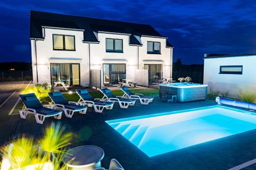 Karwienskie Bloto Drugie Apartment | Cichy Domek Apartamenty - Podgrzewany Basen, Jacuzzi, Plac Zabaw, Parking - Cicha i Spokojna Lokalizacja
