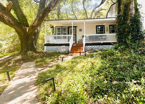 Laurel House | Cici's Guest House