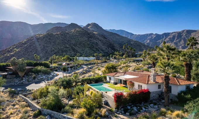 Vista Las Palmas House | Cielo Vista | Vintage Palm Springs Getaway