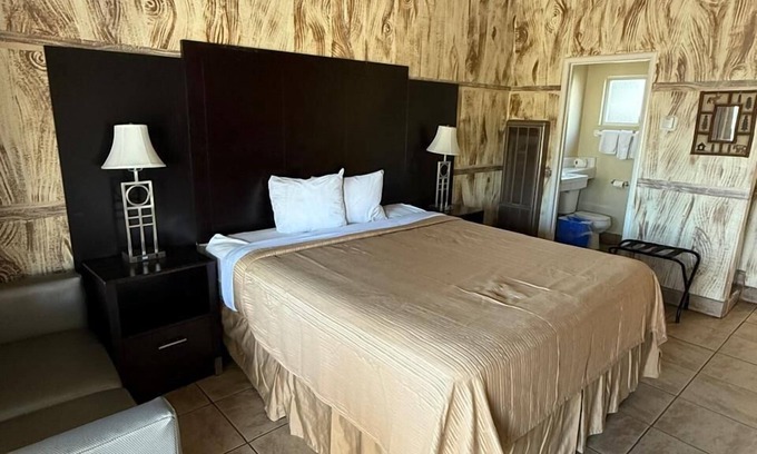 Hollister Hotel | Cinderella Motel