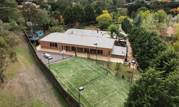 Warrandyte House | Cinema, golf, swimming pool, large space for the ultimate enjoyment