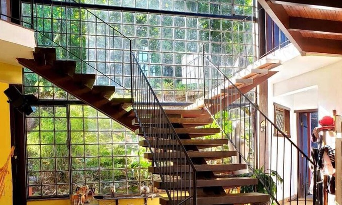 Guapimirim House | Cinematographic house facing the waterfall