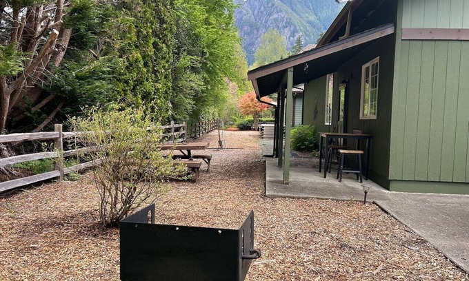 North Bend Cabin | Circle River Bungalow~Right at the base of Mt. Si!