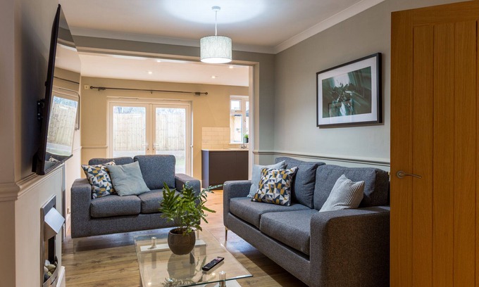 Charlton Kings Apartment | Cirencester Road - Elegant 5 bedroom semi-detached house with garden and patio