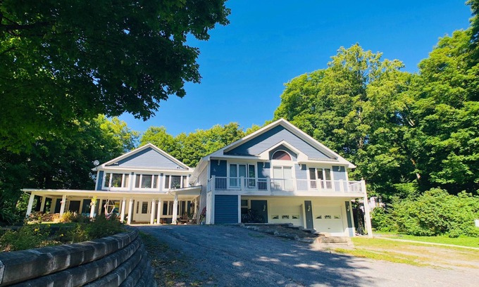 Chelsea House | CITQ # 300664 Nature Escape guesthouse, in the heart of the Gatineau Park!