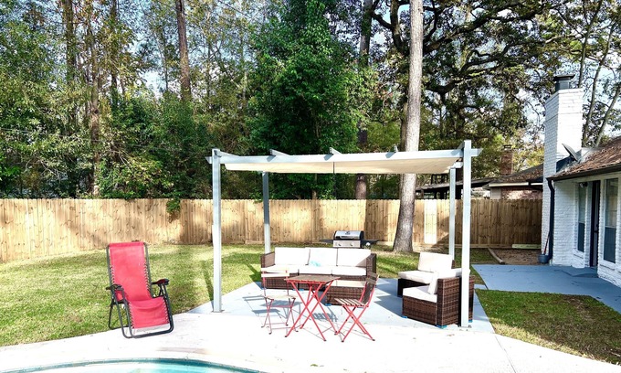 Spring House | City Access House w Pool-near IAH/sleeps 12