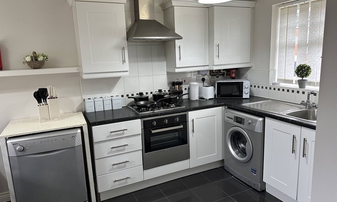 Broadheath House | City Airport Apartment