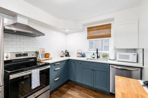 Bexley Apartment | City Boho ✦ New Kitchen ✦ King Bed ✦ WFH