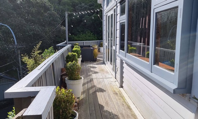 Wellington Cottage | City Bush Escape. Central location but very private.