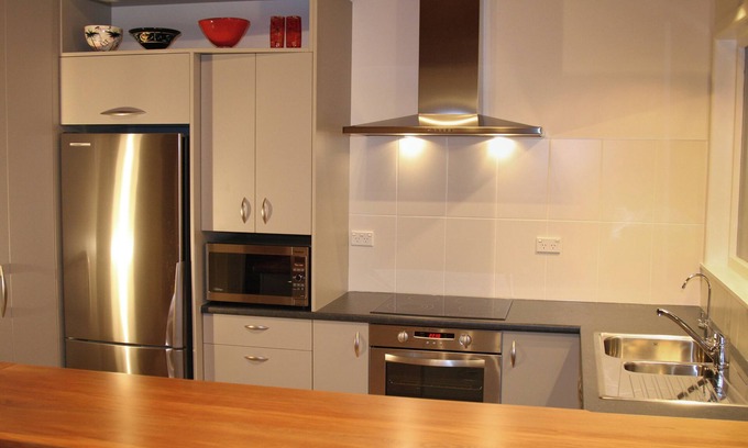Titirangi Apartment | City-Bush Retreat - serviced private quiet fully equipped quality apartment