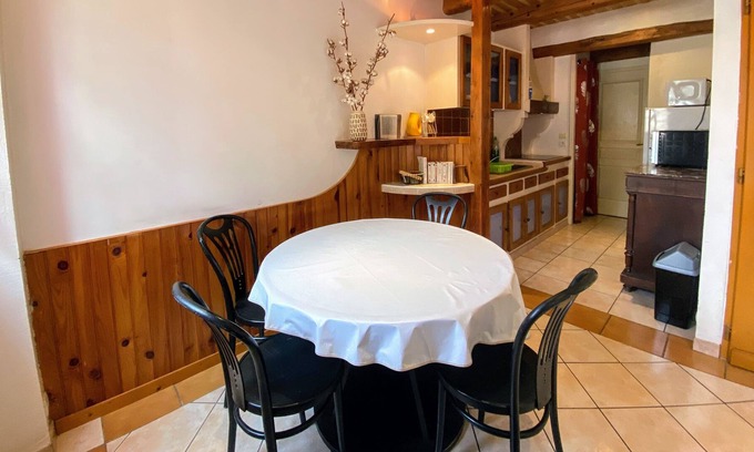 Laragne-Monteglin Apartment | City center apartment with wifi, balcony and patio