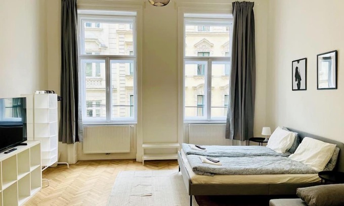 Schottenfeld Apartment | City-Center-Apartment Hip Area, Big & New