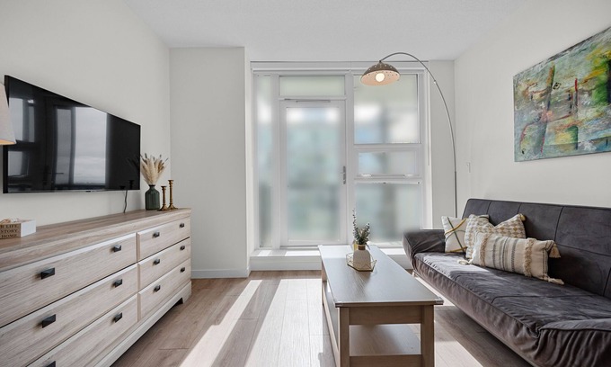 Richmond City Centre Apartment | City Center Brand New 1 Bedroom 4 Guests Apartment