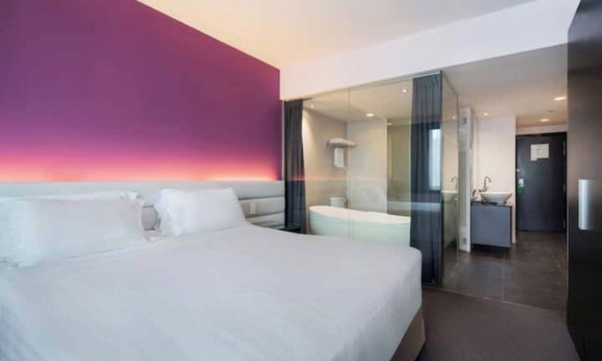 Chinatown Hotel | City Center Premier Club King + Breakfast/Access.
