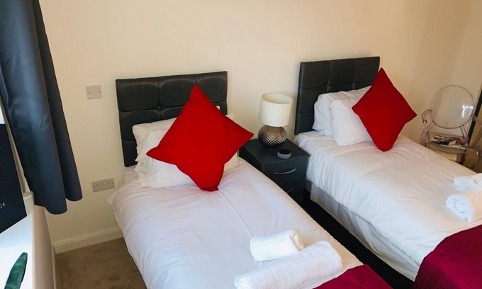 Wolverhampton Apartment | City Centre 2 Bed Apartment with free parking