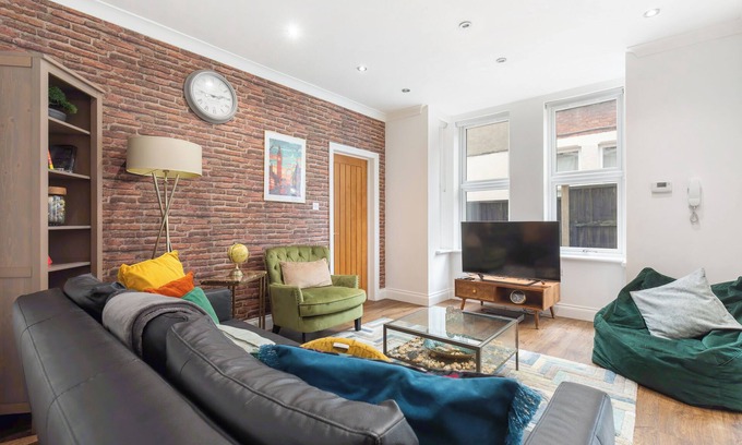 High Wycombe Apartment | City Centre Maison - Highly sought after.