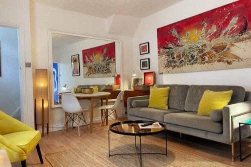 Riverside House | City Centre Retreat