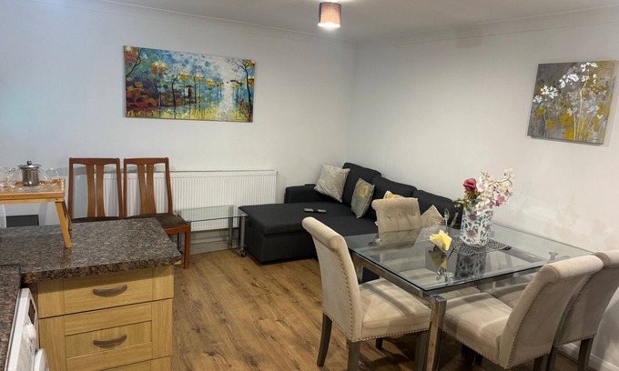 West Hendon Apartment | City Chic 2 Bedroom Duplex flat, North West London