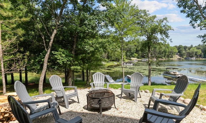 Pine River House | City Detox- Hot Tub, SUPs, Kayaks, Firepit, Chill