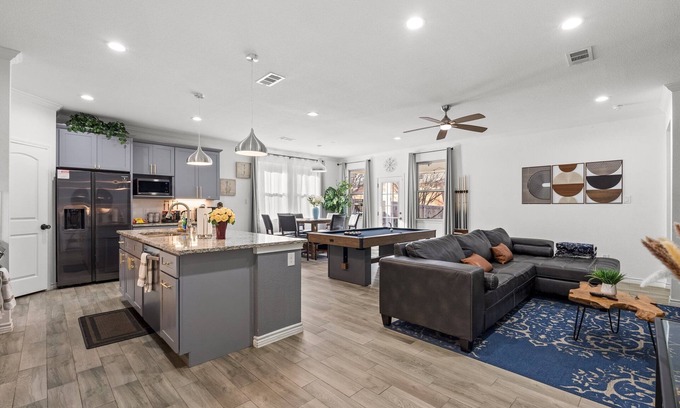 South Arlington House | City Escape: Contemporary Home Mins from Six Flags and Stadiums.