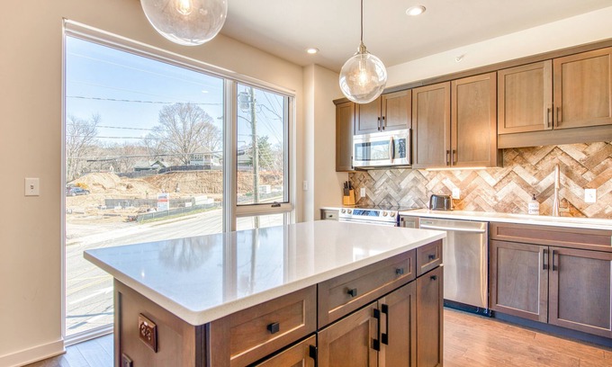 Historic Montford Apartment | City escape near downtown with rooftop deck, gas grills, WiFi & private balcony