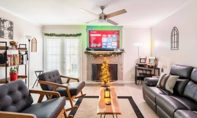 Peachtree Corners House | City Escape with King Bed, Arcade, Bagel Bar, & Firepit