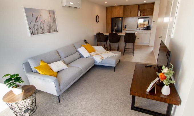 Somerfield Apartment | City Fringe near Barrington mall 2 bed w/carpark