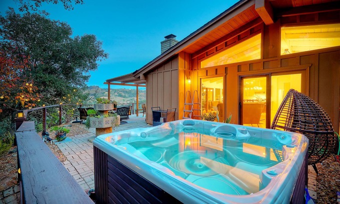 Fallbrook House | City Getaway | Hot Tub | Fire Pit | Game Room | BBQ | Hiking Trails | Vineyard Views | B-Ball