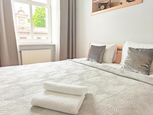 Centrs Apartment | City heart, 9,9 host, sunlit, free parking and bag storage