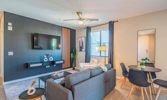 Orange Heights Apartment | City Living | Gym, Pool, W/D, Parking. Sleeps 5