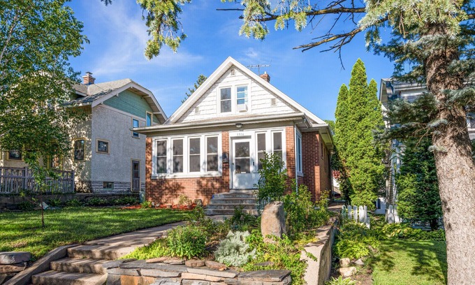 Bancroft House | City of Lakes Peaceful Fully Furnished Home