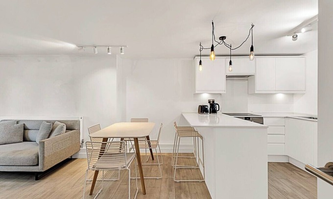 Churchill Apartment | City Relay Urban Charm Chelsea Apartment