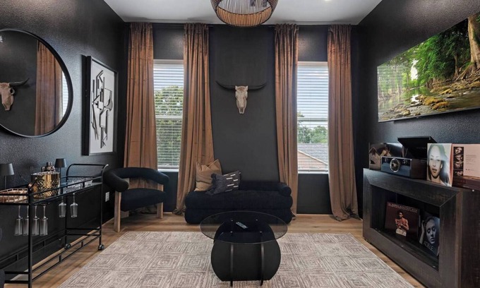 Northside House | City Stay Couples, Creators, and Cozy Hub in HTX