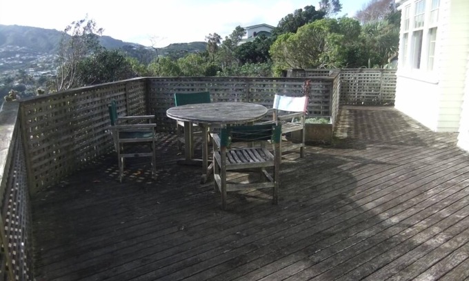 Wellington House | City, Sun, Bush, Birds