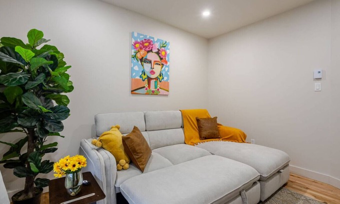 Cote-Des-Neiges—Notre-Dame-De-Grace Apartment | City Verve Modern 2BR in NDG MTL