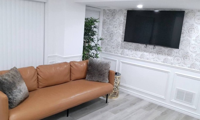 Orillia Apartment | City-View Apartment with Hot Tub (3 Bedrooms)