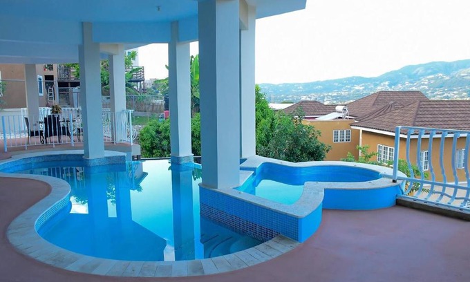 Eastwood Park House | City View Luxe 3BDRM Pool Deck 3