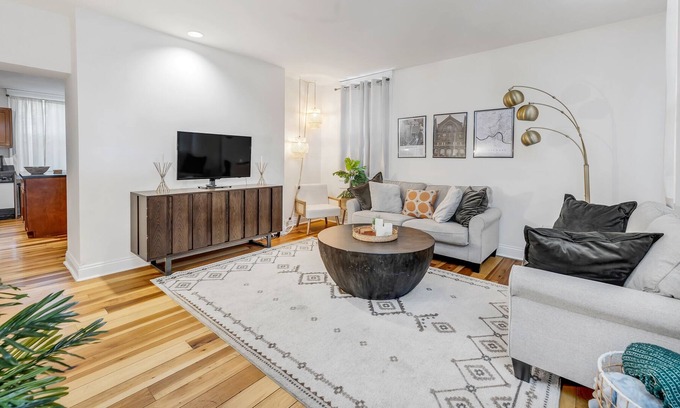Pendleton House | City View Oasis: Downtown with 3 FREE Parking Spots & 3 Balconies!