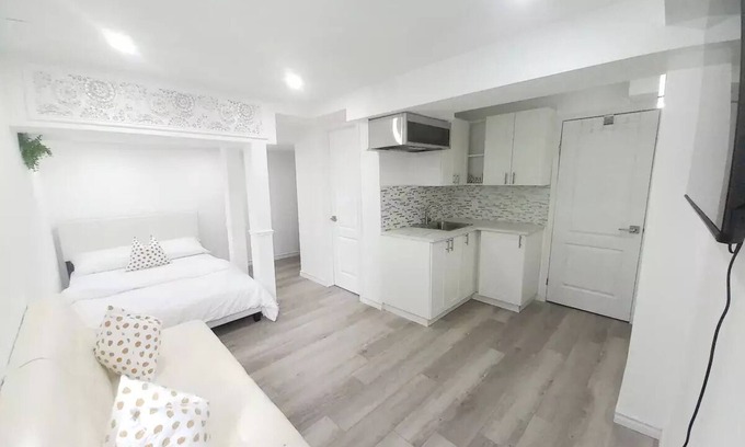 Orillia Apartment | City-View Studio with Hot Tub