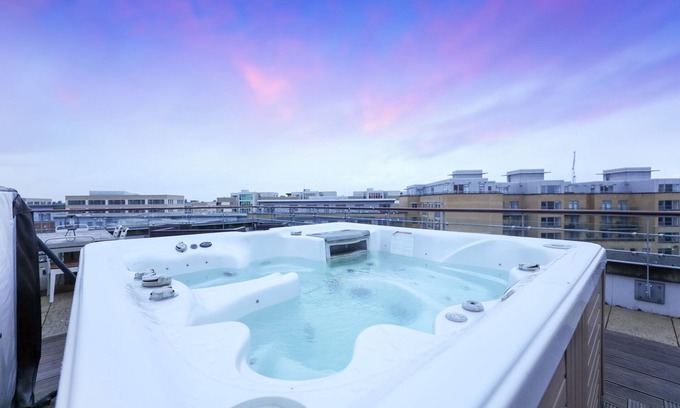 Cambridge Apartment | City View Terrace - 2 bed suite, jacuzzi & parking