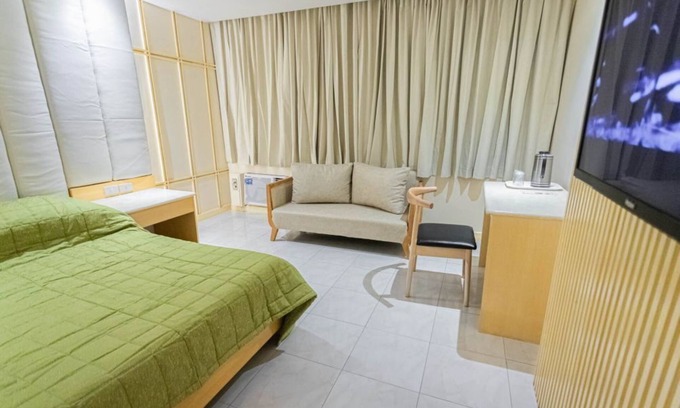 Downtown Tacloban Apartment | Cityscape Charm: Etsu Studio in the Heart of Tacloban