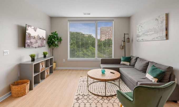 Alexandria West Apartment | Cityscape | DC | Free-Parking