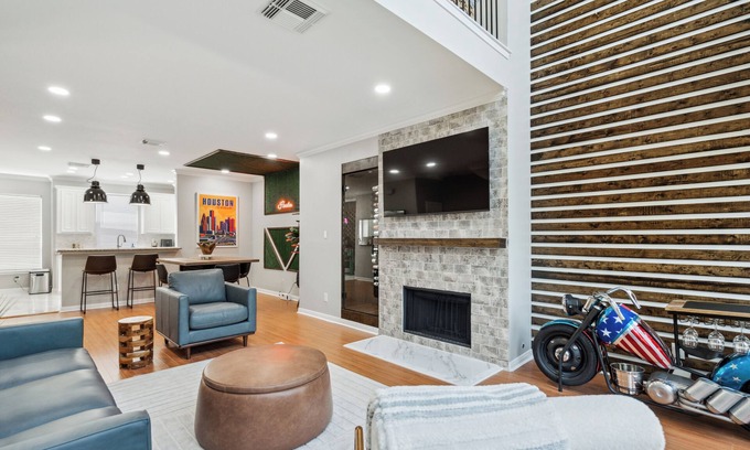 Midtown House | Cityscape Loft: 5 minutes to Downtown Garage FREE Parking MED Ctr NRG