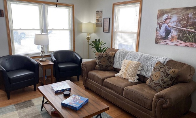 Mount Pleasant House | Cityscape! Pro Cleaned, Self Check In, Sleeps 10