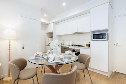West End Apartment | Cityside Comfort 1BR Retreat in West End Parking