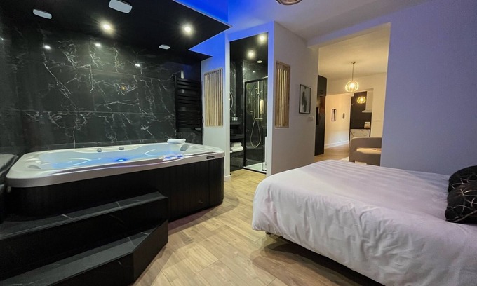 Cernay Apartment | CK Suite & Spa Appartement de Luxe Avec Jacuzzi et Terrasse Paysagée à Reims
