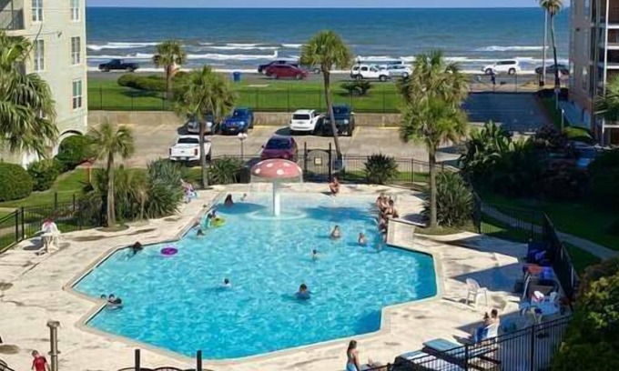 Texas Gulf Coast Region Condo | Clair's Getaway-Coastal Condo with a Gorgeous Beach and Pool View!