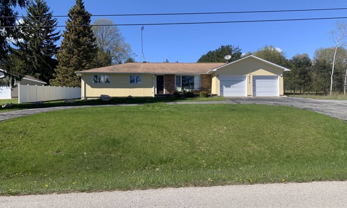 Bellaire House | Clam Lake Access - sleeps 12. Close to Torch Lake. Between Bellaire and Alden