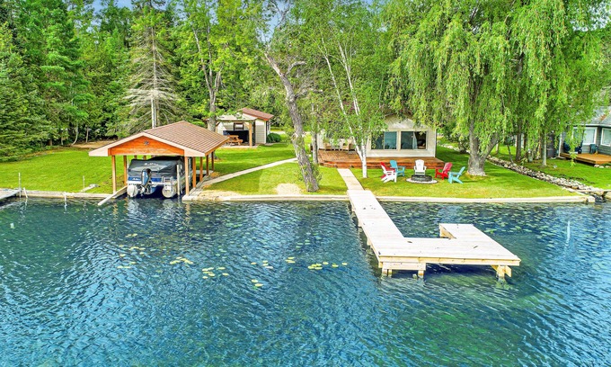 Alden Cottage | Clam Lake Waterfront Cottage